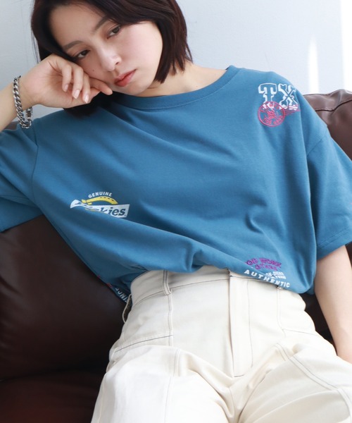 Dickies(ディッキーズ)の「【GENUINE DICKIES/ジェニュインディッキーズ】ランダムロゴ 半袖 デザインTシャツ(Tシャツ/カットソー・レディース・ブルーグレー/オフホワイト/杢グレー・M/L)」の1枚目の写真
