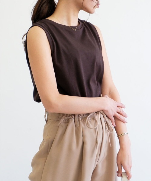 CLOTHY(クロシィ)の「【細めのネック切替でキレイ見え♪】ラウンドへムノースリトップス(タンクトップ・レディース・ブラック/オフホワイト/カーキ/ブラウン/ピンク/ベージュ/パープル/ミント/ブルー/チャコールグレー・LARGE/MEDIUM)」の4枚目の写真