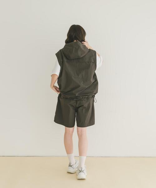 ITEMS URBANRESEARCH（アイテムズ アーバンリサーチ）の「撥水マウンテンパーカー×ショートパンツSET（マウンテンパーカー・レディース・チャコールグレー/カーキ・FREE）」の9枚目の写真