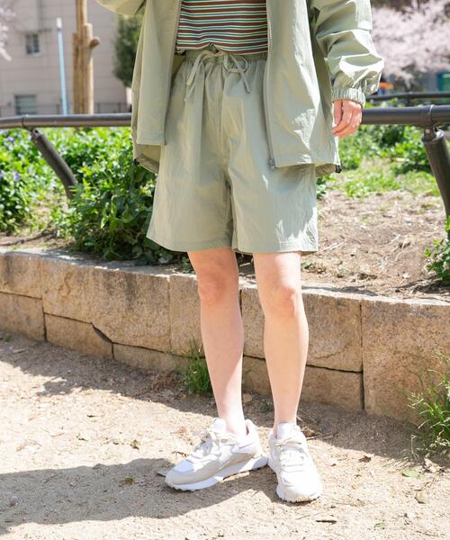 ITEMS URBANRESEARCH（アイテムズ アーバンリサーチ）の「撥水マウンテンパーカー×ショートパンツSET（マウンテンパーカー・レディース・チャコールグレー/カーキ・FREE）」の15枚目の写真