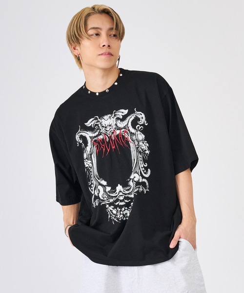 RE730(アールイーセブンサーティー)の「【RE730】メタルスタッズ ハードグラフィック プリントTEE(Tシャツ/カットソー・メンズ・ブラック/グレー・MEDIUM/LARGE)」の2枚目の写真