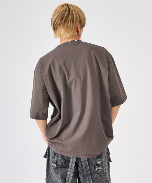 RE730(アールイーセブンサーティー)の「【RE730】メタルスタッズ ハードグラフィック プリントTEE(Tシャツ/カットソー・メンズ・ブラック/グレー・MEDIUM/LARGE)」の6枚目の写真