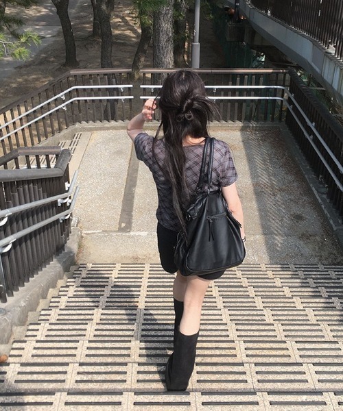 anyonemore（エニワンモア）の「チェック柄スリムフィット半袖カーディガン（Tシャツ/カットソー・レディース・アイボリー/チャコール・FREE）」の15枚目の写真