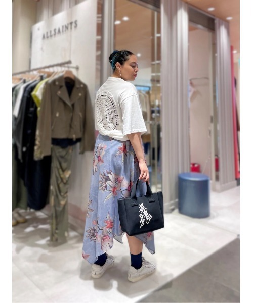 ALLSAINTS(オールセインツ)の「LIL ASYMMETRIC FLORAL PRINT MIDI DRESS | LIL アシンメトリック フローラル プリント ミディ ドレス・ワンピース(ワンピース・レディース・ブルー系その他・10/6/8/4)」の2枚目の写真
