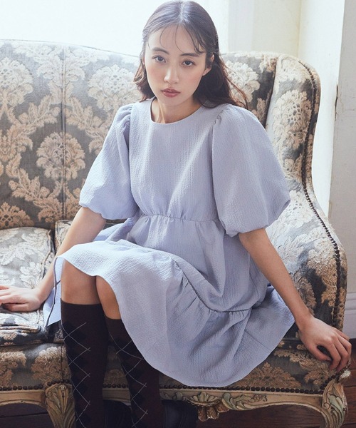 earth music&ecology（アースミュージックアンドエコロジー）の「バックリボンパフスリーブミニワンピース（ワンピース・レディース・グレイッシュブルー/ブラック/アイボリー・FREE）」の3枚目の写真