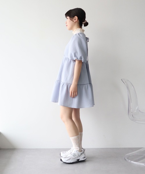 earth music&ecology（アースミュージックアンドエコロジー）の「バックリボンパフスリーブミニワンピース（ワンピース・レディース・グレイッシュブルー/ブラック/アイボリー・FREE）」の19枚目の写真