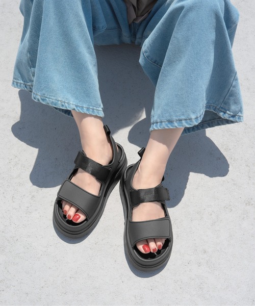 MAMIAN（マミアン）の「厚底 ラバー スポーツサンダル（5.0cmヒール）（サンダル・レディース・グレイッシュベージュ/ブラック・LL/M/L/S）」の2枚目の写真