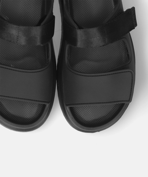 MAMIAN（マミアン）の「厚底 ラバー スポーツサンダル（5.0cmヒール）（サンダル・レディース・グレイッシュベージュ/ブラック・LL/M/L/S）」の4枚目の写真