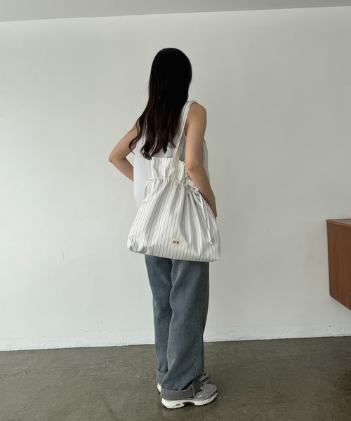 EFOLE(エフォル)の「【大容量/PC・A4収納/肩掛け】ストライプロゴトートバッグ(トートバッグ・レディース・ブラック/オフホワイト・FREE)」の4枚目の写真