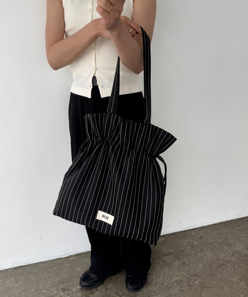 EFOLE(エフォル)の「【大容量/PC・A4収納/肩掛け】ストライプロゴトートバッグ(トートバッグ・レディース・ブラック/オフホワイト・FREE)」の5枚目の写真