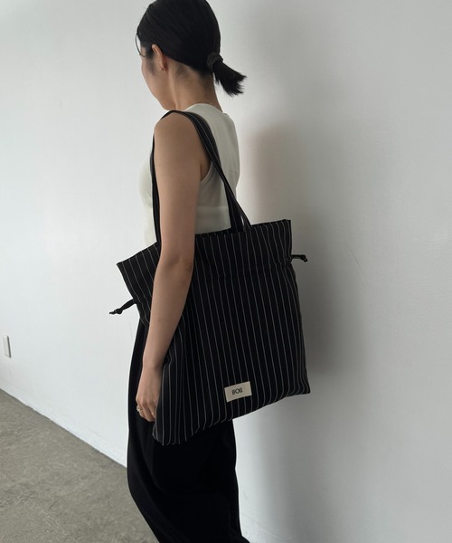 EFOLE(エフォル)の「【大容量/PC・A4収納/肩掛け】ストライプロゴトートバッグ(トートバッグ・レディース・ブラック/オフホワイト・FREE)」の6枚目の写真