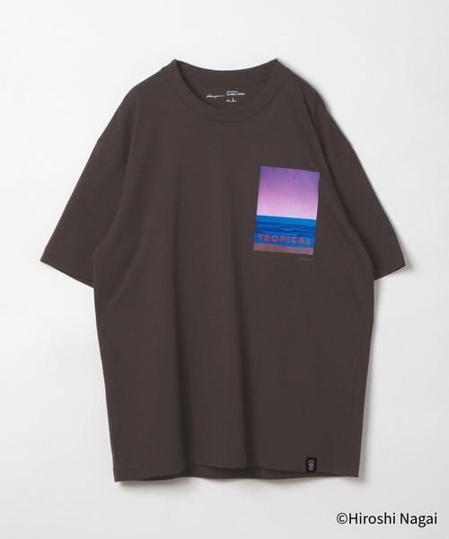 GLOBAL WORK（グローバルワーク）の「永井博コラボ/Tシャツ/半袖/575237（Tシャツ/カットソー・メンズ・チャコールグレー/ホワイト系その他2/ホワイト系その他/ダークブラウン/ホワイト系その他3/ブラック/杢グレー/ホワイト系その他4・SMALL/X-LARGE/LARGE/MEDIUM）」の11枚目の写真