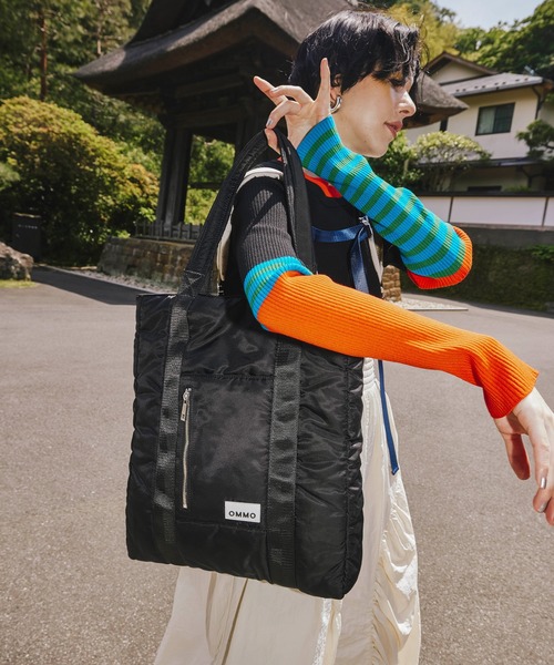 OMMO（オーエムエムオー）の「PADDED NYLON TOTE BAG（トートバッグ・レディース・ブラックミックス/ブラック/カーキ・F）」の2枚目の写真