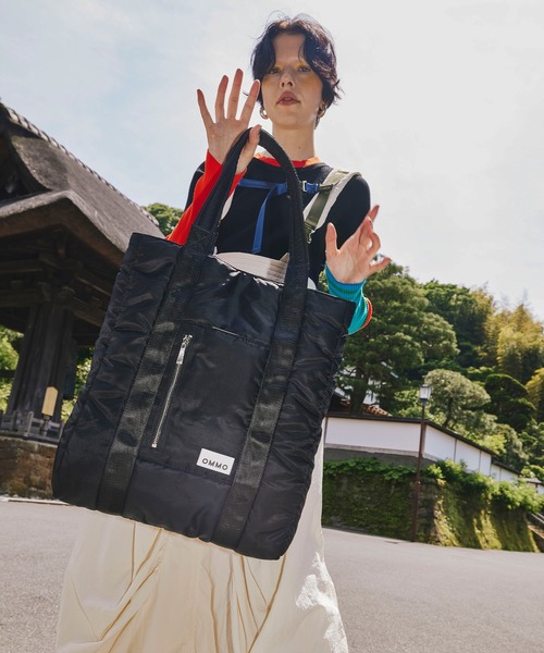 OMMO(オーエムエムオー)の「PADDED NYLON TOTE BAG(トートバッグ・レディース・ブラックミックス/ブラック/カーキ・F)」の19枚目の写真