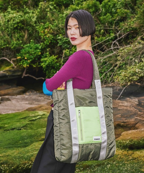 OMMO（オーエムエムオー）の「PADDED NYLON TOTE BAG（トートバッグ・レディース・ブラックミックス/ブラック/カーキ・F）」の4枚目の写真