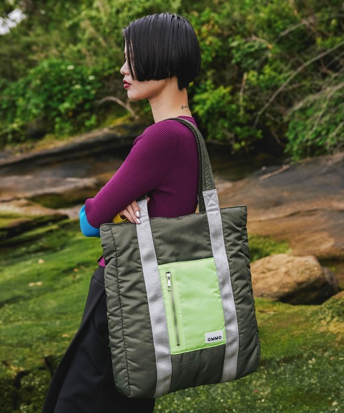 OMMO（オーエムエムオー）の「PADDED NYLON TOTE BAG（トートバッグ・レディース・ブラックミックス/ブラック/カーキ・F）」の5枚目の写真