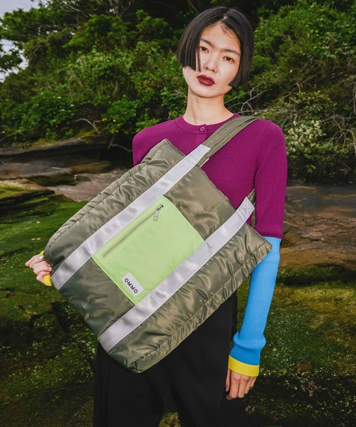 OMMO（オーエムエムオー）の「PADDED NYLON TOTE BAG（トートバッグ・レディース・ブラックミックス/ブラック/カーキ・F）」の6枚目の写真