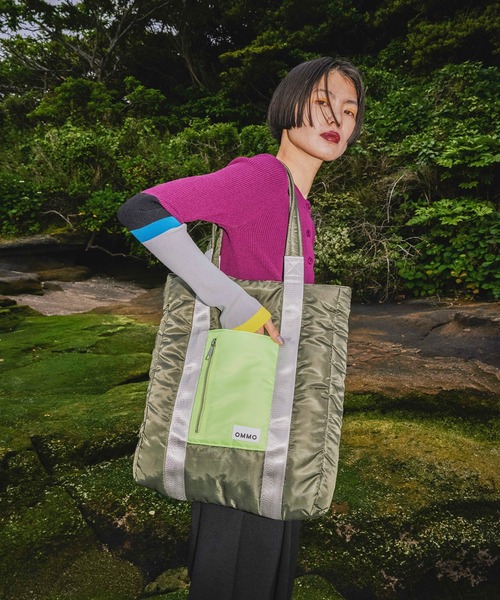 OMMO（オーエムエムオー）の「PADDED NYLON TOTE BAG（トートバッグ・レディース・ブラックミックス/ブラック/カーキ・F）」の7枚目の写真