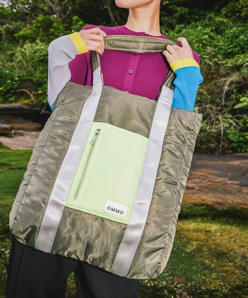 OMMO（オーエムエムオー）の「PADDED NYLON TOTE BAG（トートバッグ・レディース・ブラックミックス/ブラック/カーキ・F）」の8枚目の写真