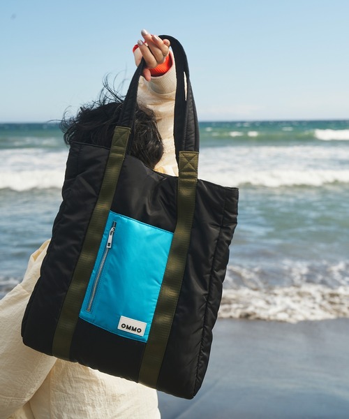 OMMO（オーエムエムオー）の「PADDED NYLON TOTE BAG（トートバッグ・レディース・ブラックミックス/ブラック/カーキ・F）」の17枚目の写真