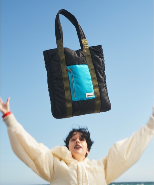 OMMO（オーエムエムオー）の「PADDED NYLON TOTE BAG（トートバッグ・レディース・ブラックミックス/ブラック/カーキ・F）」の18枚目の写真