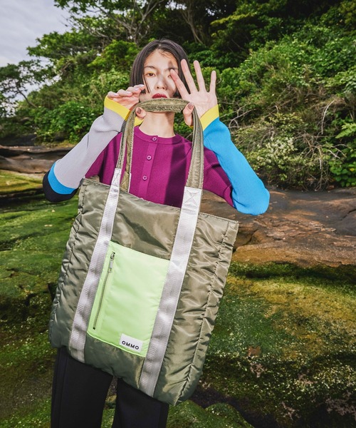 OMMO(オーエムエムオー)の「PADDED NYLON TOTE BAG(トートバッグ・レディース・ブラックミックス/ブラック/カーキ・F)」の22枚目の写真