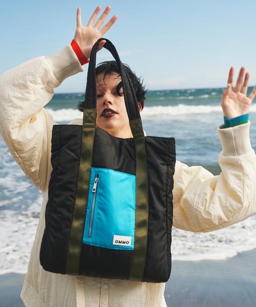OMMO(オーエムエムオー)の「PADDED NYLON TOTE BAG(トートバッグ・レディース・ブラックミックス/ブラック/カーキ・F)」の21枚目の写真
