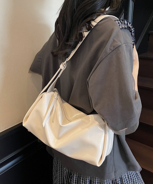 LA VORAGINE(ラ ヴォラジネ)の「大容量 ピローバッグ 旅行用(ボディバッグ/ウエストポーチ・レディース・ホワイト/シルバー/ブルー/イエロー/ブラック・FREE)」の15枚目の写真