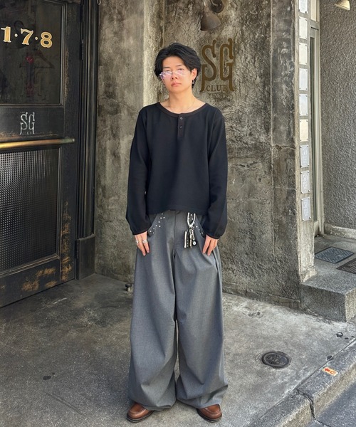 ADAMASTE（アダマスト）の「waffle henry neck t-shirt - ワッフルヘンリーネックT【短丈】（Tシャツ/カットソー・メンズ・ホワイト/ブラック・MEDIUM/LARGE）」の2枚目の写真