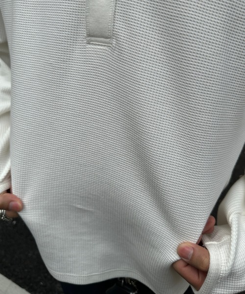 ADAMASTE（アダマスト）の「waffle henry neck t-shirt - ワッフルヘンリーネックT【短丈】（Tシャツ/カットソー・メンズ・ホワイト/ブラック・MEDIUM/LARGE）」の10枚目の写真