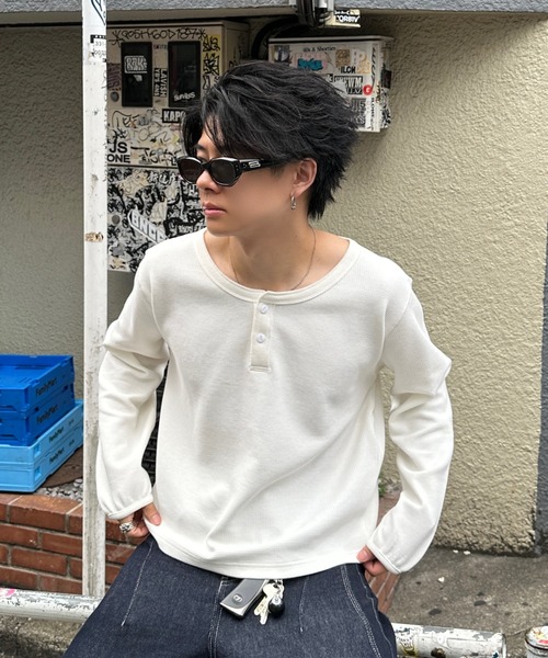 ADAMASTE（アダマスト）の「waffle henry neck t-shirt - ワッフルヘンリーネックT【短丈】（Tシャツ/カットソー・メンズ・ホワイト/ブラック・MEDIUM/LARGE）」の4枚目の写真