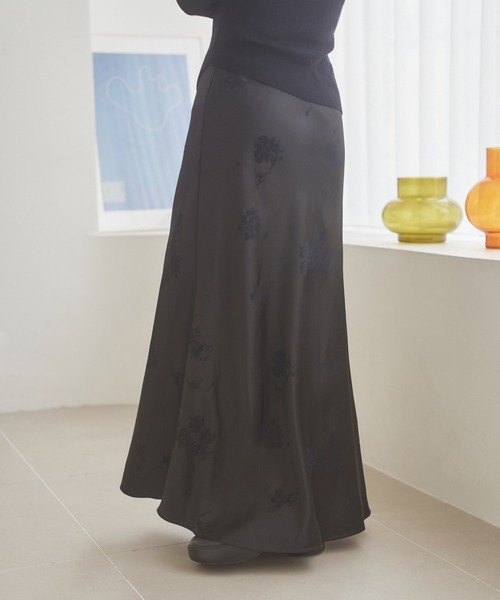 LAULEN（ローレン）の「satin flower pattern long skirt /サテンフラワープリントロングスカート（スカート・レディース・ブラウン/ブラック・M/S）」の4枚目の写真