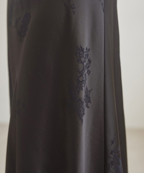LAULEN（ローレン）の「satin flower pattern long skirt /サテンフラワープリントロングスカート（スカート・レディース・ブラウン/ブラック・M/S）」の10枚目の写真