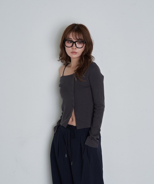 RAY CASSIN（レイカズン）の「ワンショル前あきリブニット（ニット/セーター・レディース・アイボリー/ブラック/グレー/ブラウン系その他2・FREE）」の6枚目の写真