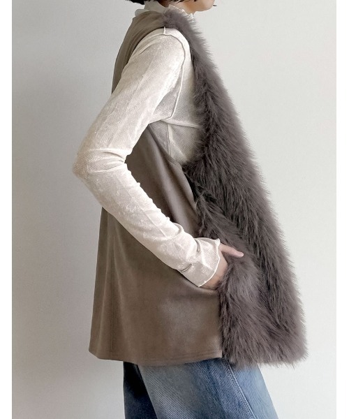 Re:EDIT（リエディ）の「フェイクファーベスト（ダウンベスト・レディース・モカ/アイボリー・MEDIUM/LARGE）」の8枚目の写真