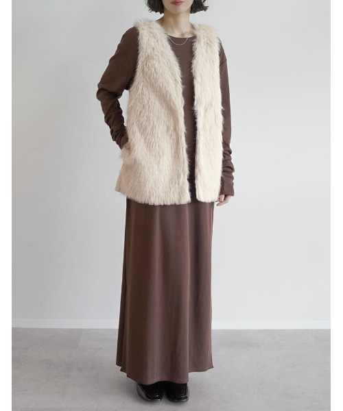 Re:EDIT（リエディ）の「フェイクファーベスト（ダウンベスト・レディース・モカ/アイボリー・MEDIUM/LARGE）」の3枚目の写真