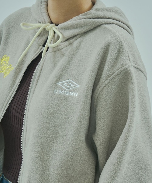 UMBRO(アンブロ)の「(UMBRO × ROSE BUD)ZIP-UP FLEECE HOODIE(パーカー・レディース・ベージュ/ネイビー・ONE SIZE)」の9枚目の写真