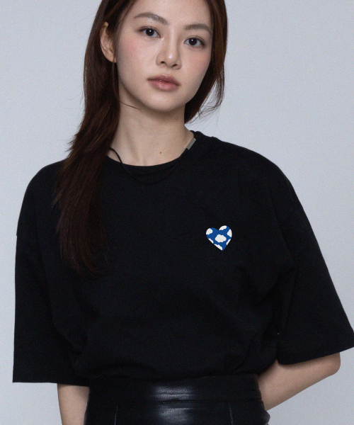 GRAVER（グレーバー）の「[ユニセックス]ブルーハートクラウドスマイル半袖Tシャツ_ブラック（Tシャツ/カットソー・レディース・ブラック・SMALL/MEDIUM/LARGE）」の2枚目の写真