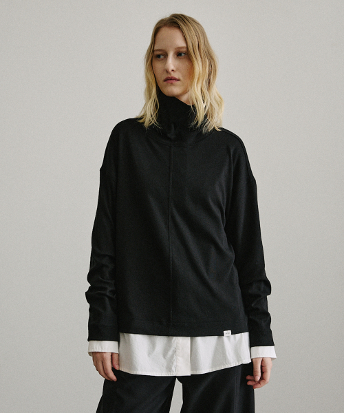 ARTID(アルティーダ)の「ルーズフィットラフハイネックTシャツ_BLACK(Tシャツ/カットソー・レディース・ブラック・FREE)」の4枚目の写真