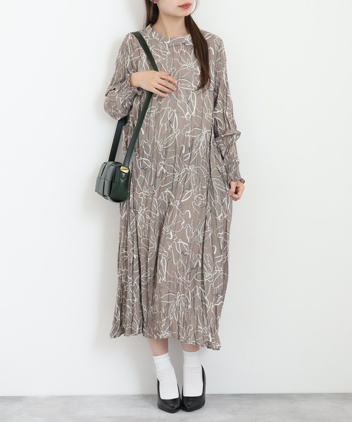 Anna Nicola（アンナニコラ）の「Anna Nicola クリンクル加工プリントワンピース（ワンピース・レディース・ブラック/ブルー/モカ・38）」の2枚目の写真