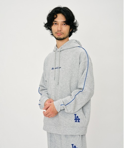 Right-on（ライトオン）の「MLB(エムエルビー)【メンズ】刺繍ロゴスウェットパーカー（パーカー・メンズ・ブラウン/ブラック/グレー・M/L/XL）」の3枚目の写真