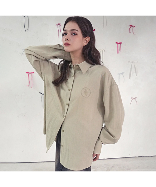 Vivacious(ビバシャス)の「Core Classic Shirt_4Colors(シャツ/ブラウス・レディース・ブラック/ホワイト/ベージュ/カーキ・SMALL/MEDIUM)」の1枚目の写真