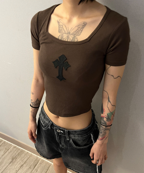 BORN SLIPPY(ボーンスリッピー)の「Cross Square Neck T-shirt (Brown)(Tシャツ/カットソー・レディース・その他・FREE)」の4枚目の写真