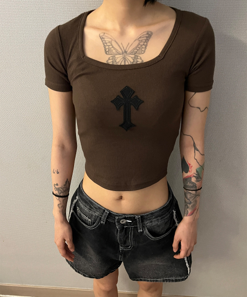 BORN SLIPPY(ボーンスリッピー)の「Cross Square Neck T-shirt (Brown)(Tシャツ/カットソー・レディース・その他・FREE)」の5枚目の写真