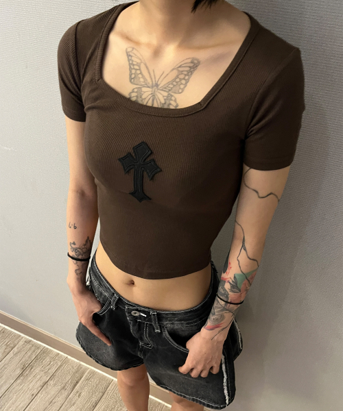 BORN SLIPPY(ボーンスリッピー)の「Cross Square Neck T-shirt (Brown)(Tシャツ/カットソー・レディース・その他・FREE)」の9枚目の写真