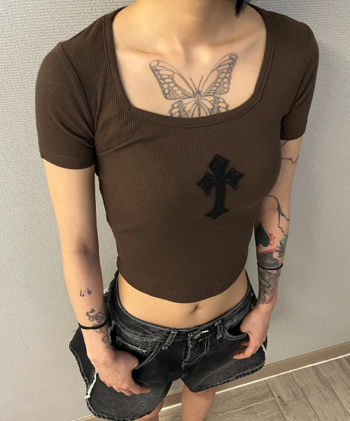 BORN SLIPPY(ボーンスリッピー)の「Cross Square Neck T-shirt (Brown)(Tシャツ/カットソー・レディース・その他・FREE)」の11枚目の写真