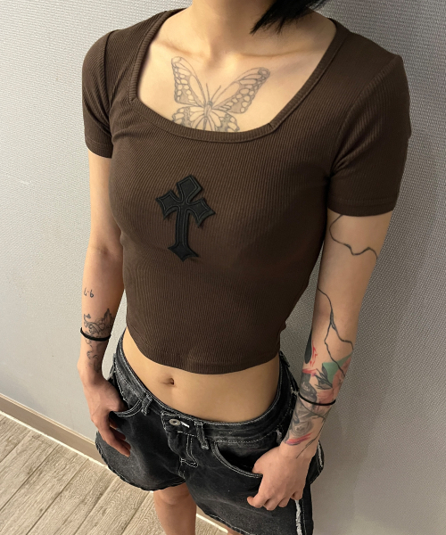 BORN SLIPPY(ボーンスリッピー)の「Cross Square Neck T-shirt (Brown)(Tシャツ/カットソー・レディース・その他・FREE)」の13枚目の写真