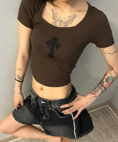 BORN SLIPPY(ボーンスリッピー)の「Cross Square Neck T-shirt (Brown)(Tシャツ/カットソー・レディース・その他・FREE)」の15枚目の写真
