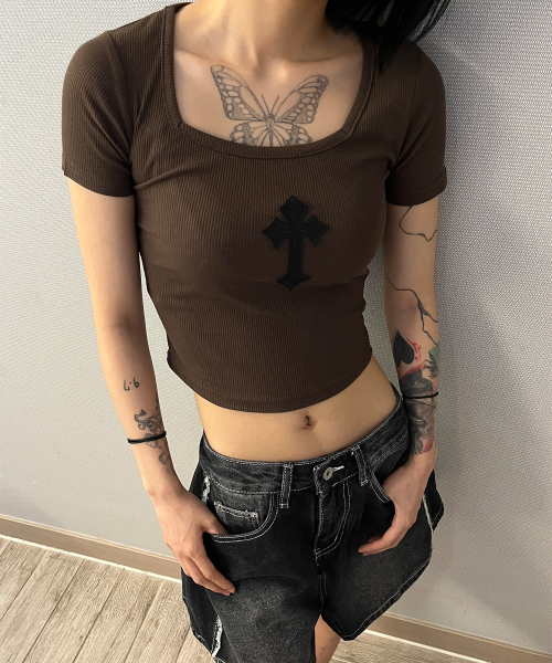 BORN SLIPPY(ボーンスリッピー)の「Cross Square Neck T-shirt (Brown)(Tシャツ/カットソー・レディース・その他・FREE)」の16枚目の写真