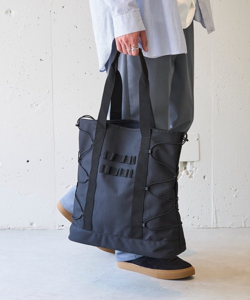 MAISON CLUB（メゾンクラブ）の「【MAISON CLUB】ドローコード付きトートバック　A4サイズ/M-65 MA-1 A4収納可能　大容量（トートバッグ・メンズ・ブラック/カーキ/グレー・FREE）」の7枚目の写真